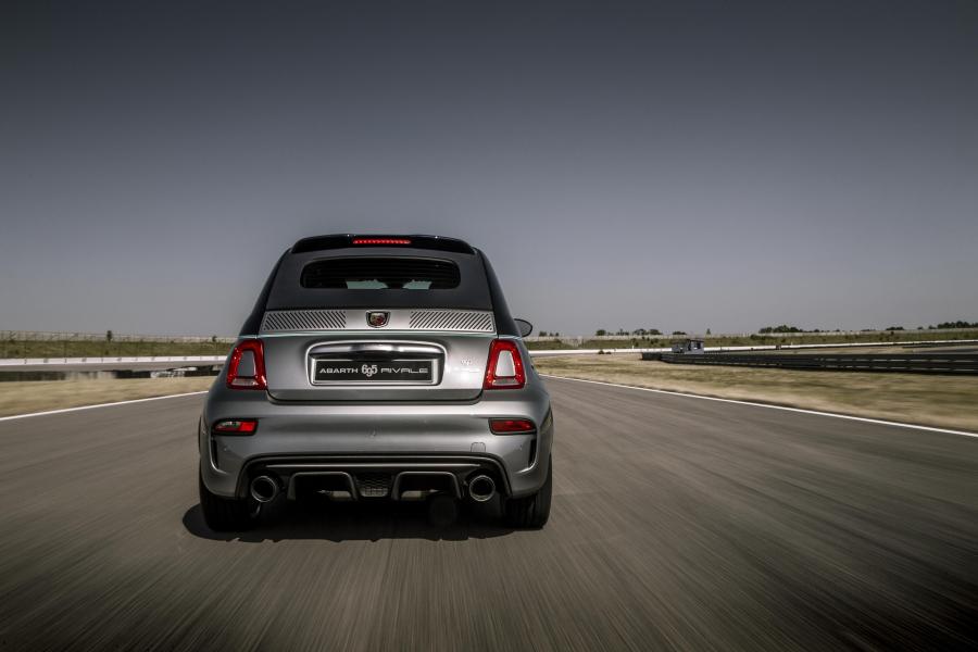  Abarth 695C Rivale 2017 года  (UK) (фото 12 из 12)